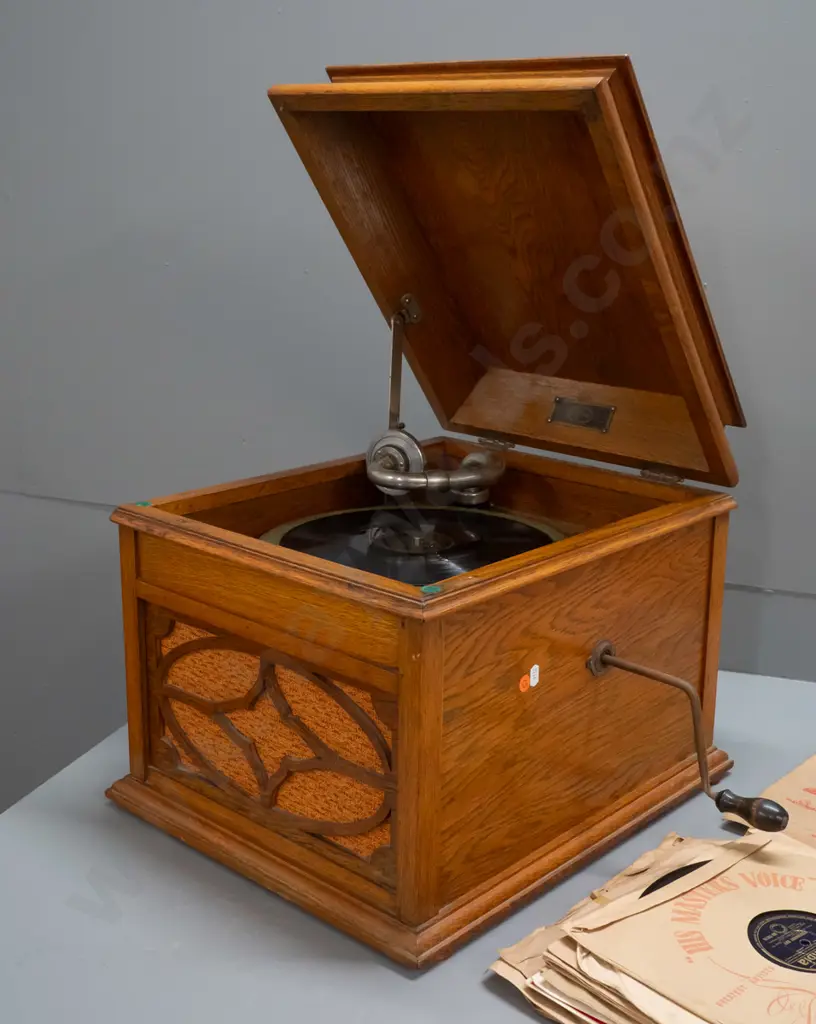vintage oak cased La Gloria gramophone, note says circa 1910 - serial 7951 stamped in case. With assorted 78 RPM records Image 1++
