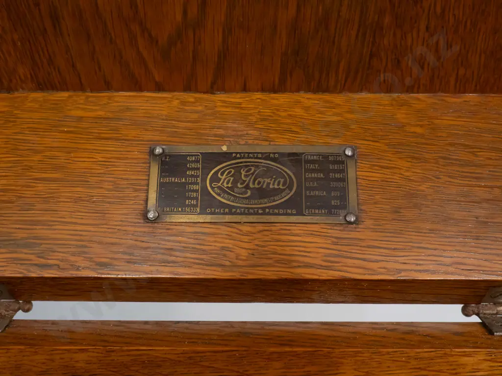 vintage oak cased La Gloria gramophone, note says circa 1910 - serial 7951 stamped in case. With assorted 78 RPM records Image 1++