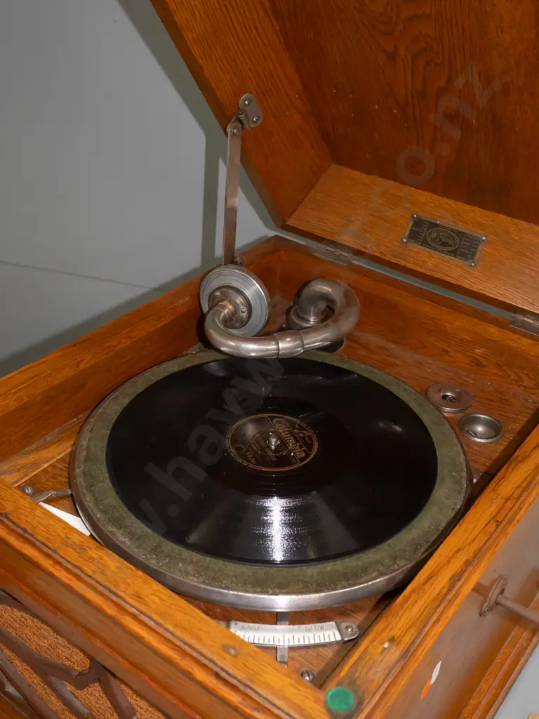 vintage oak cased La Gloria gramophone, note says circa 1910 - serial 7951 stamped in case. With assorted 78 RPM records Image 1++