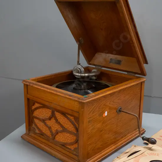 vintage oak cased La Gloria gramophone, note says circa 1910 - serial 7951 stamped in case. With assorted 78 RPM records