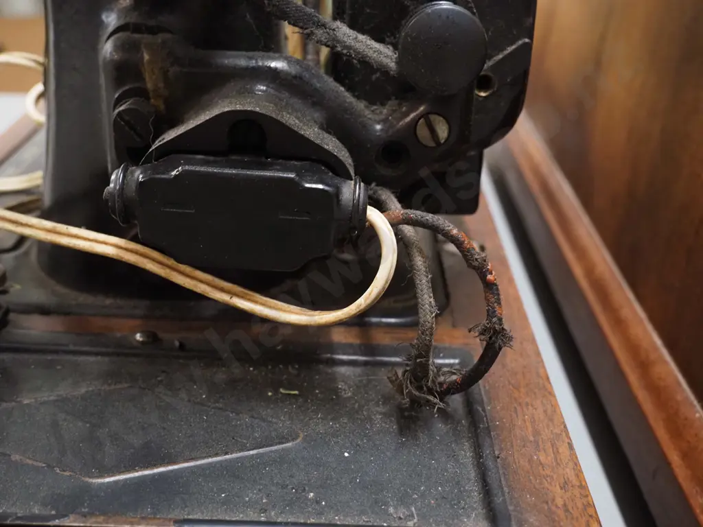 circa 1940 vintage Singer electric sewing machine with integrated timber case, box of fittings - cihip to power plug, Image 1++