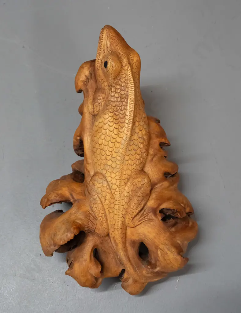 wood burl lizard carving, missing one inset ebony eye H-115 L-245 Image 1++