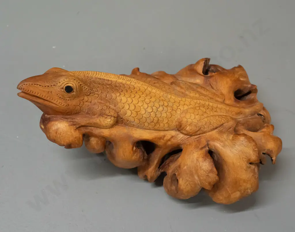 wood burl lizard carving, missing one inset ebony eye H-115 L-245 Image 1++
