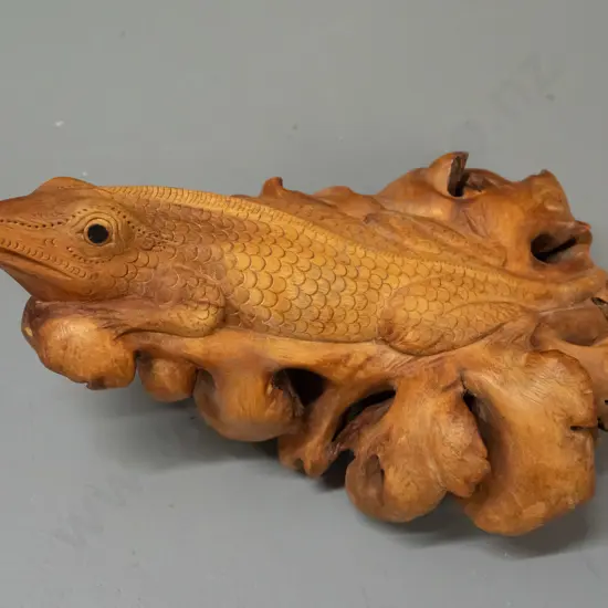 wood burl lizard carving, missing one inset ebony eye H-115 L-245