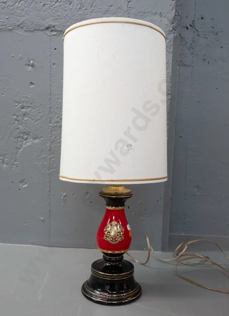 Italian ceramic bolster shape table lamp -  red black and gilt with "providentiae memor" motto crest H-510 incl. shade Image 1++