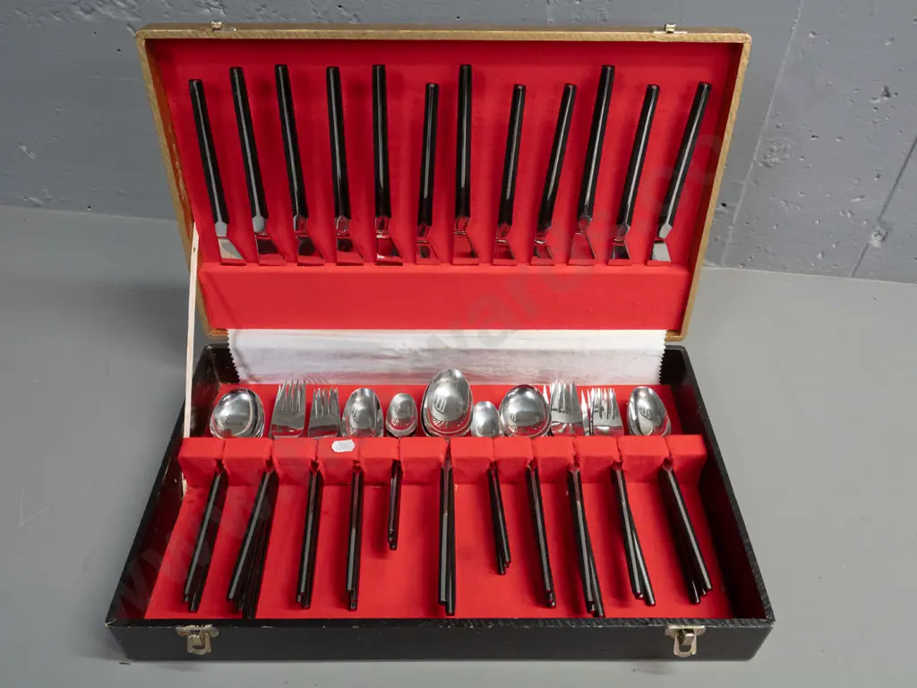 retro cased cutlery set with stainless steel stripe and black plastic handles W-430 D-260 Image 1++