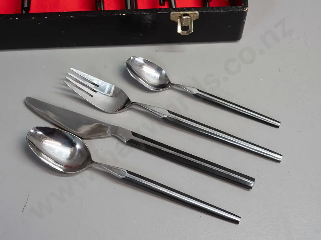 retro cased cutlery set with stainless steel stripe and black plastic handles W-430 D-260 Image 1++