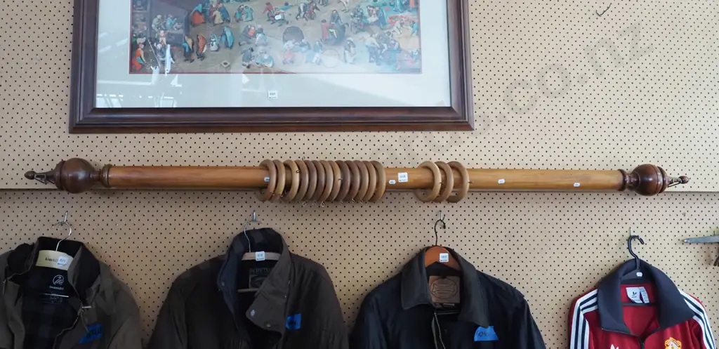 turned wooden curtain rail with hoops L-1830 Image 1++