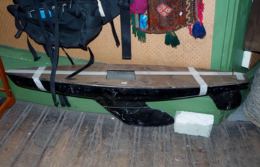 restorer's pond yacht hull with heavy keel L-1280 Image 1++