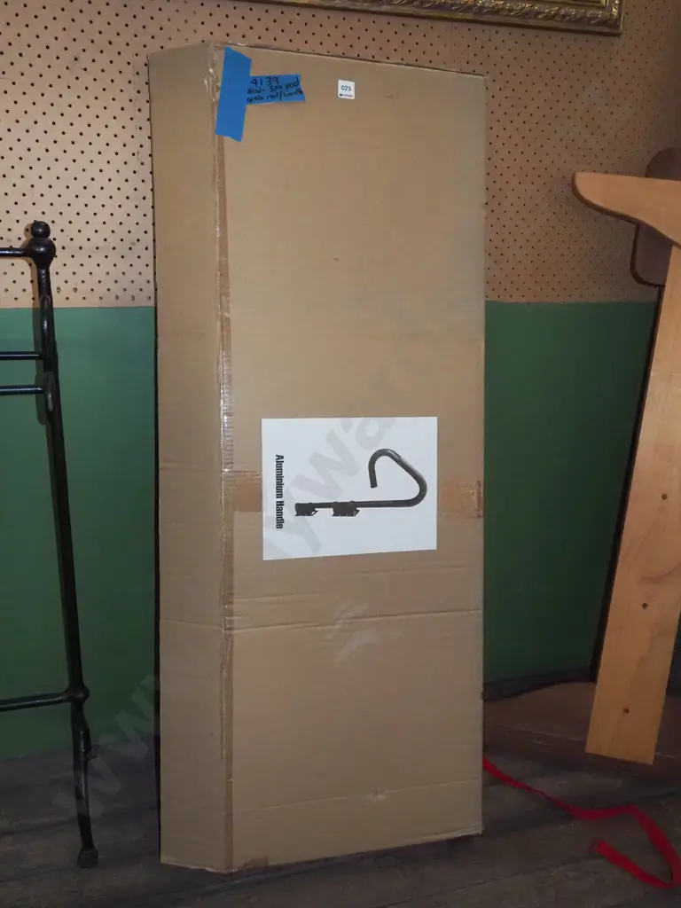 as-new spa pool grab rail/handle Image 1++