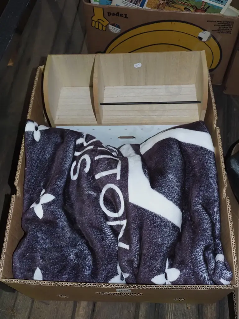 box; wall mounted shelf drawer unit, blanket Image 1++