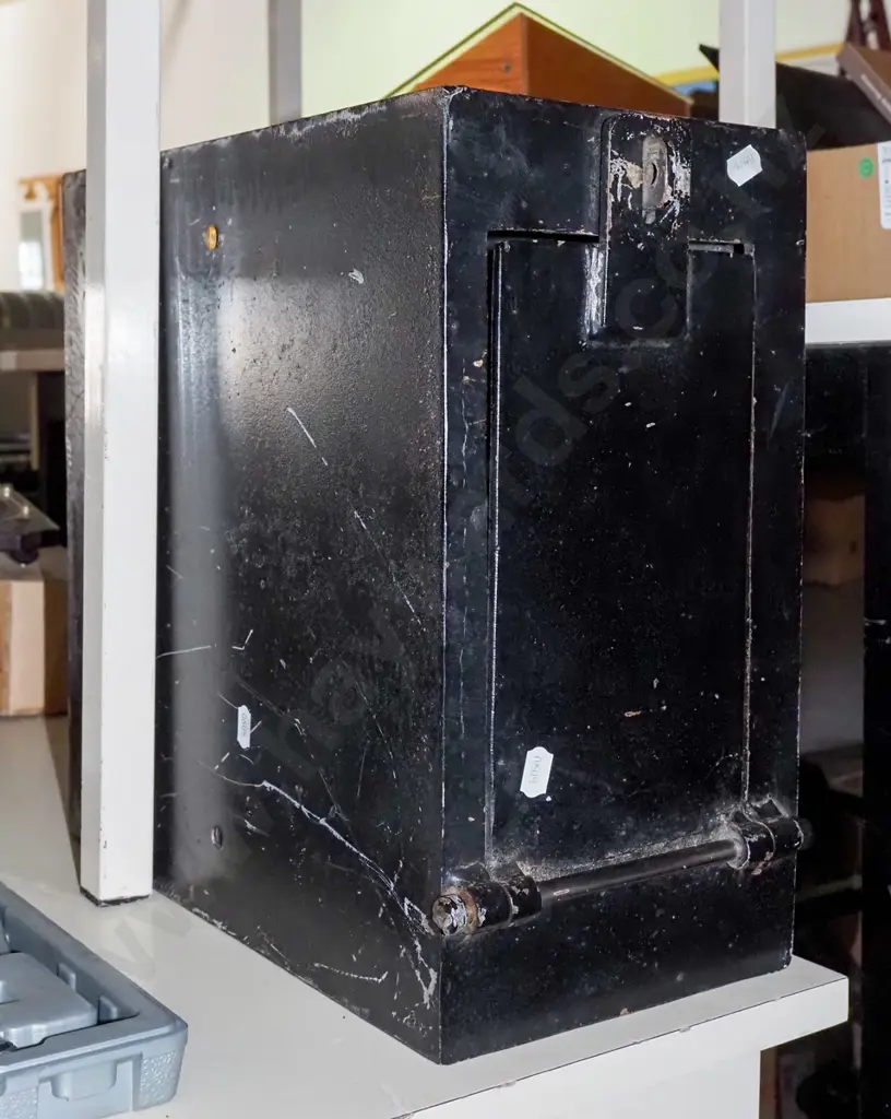 thick metal lock box H-340 W-175 Image 1++