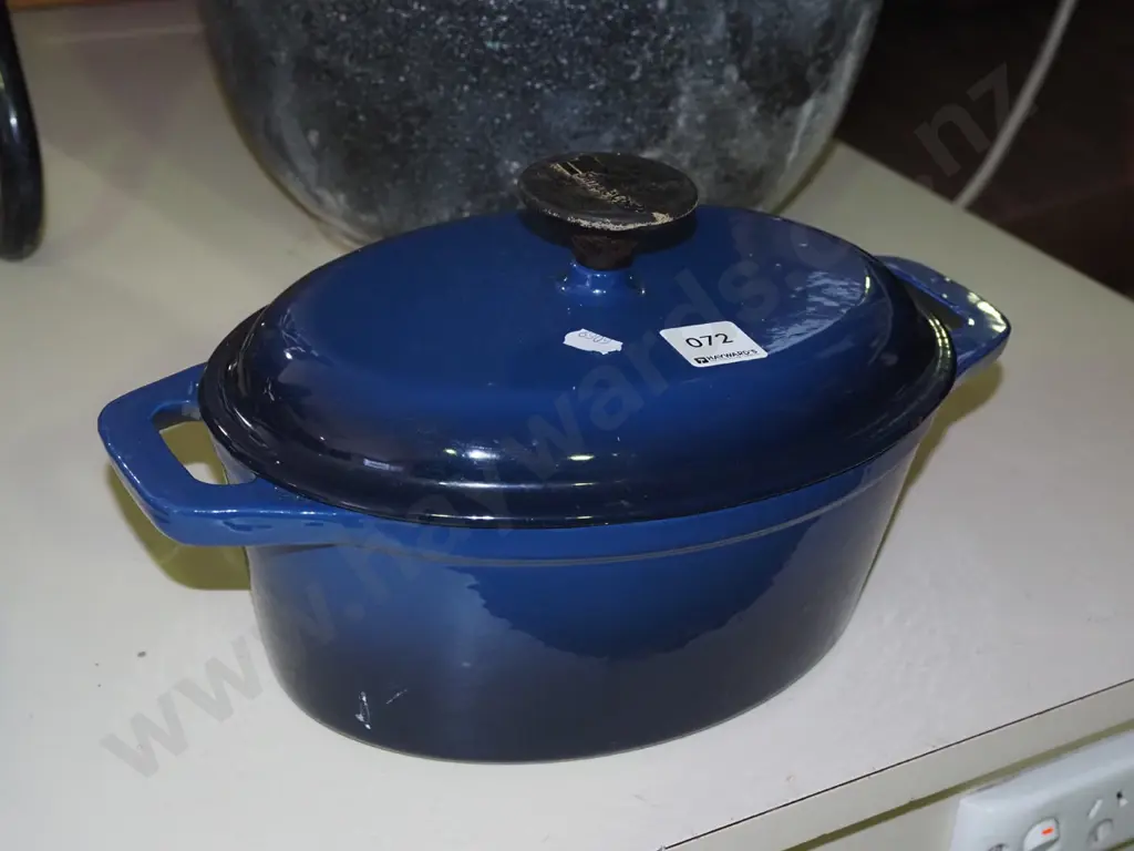cast iron blue enamel lidded casserole L-310 Image 1++
