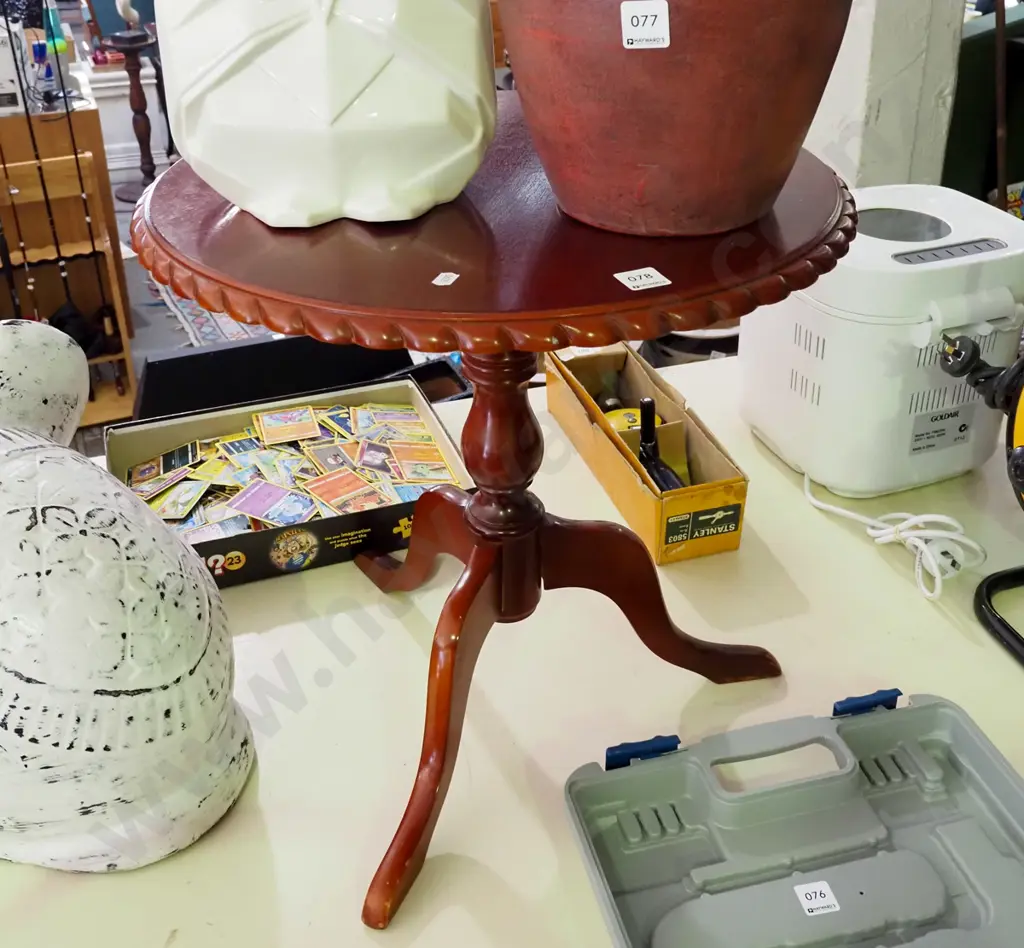 pie crusted wine table H-490 Image 1++