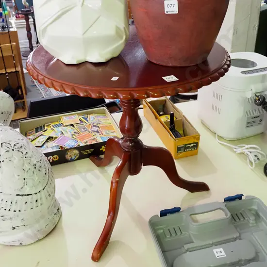 pie crusted wine table H-490