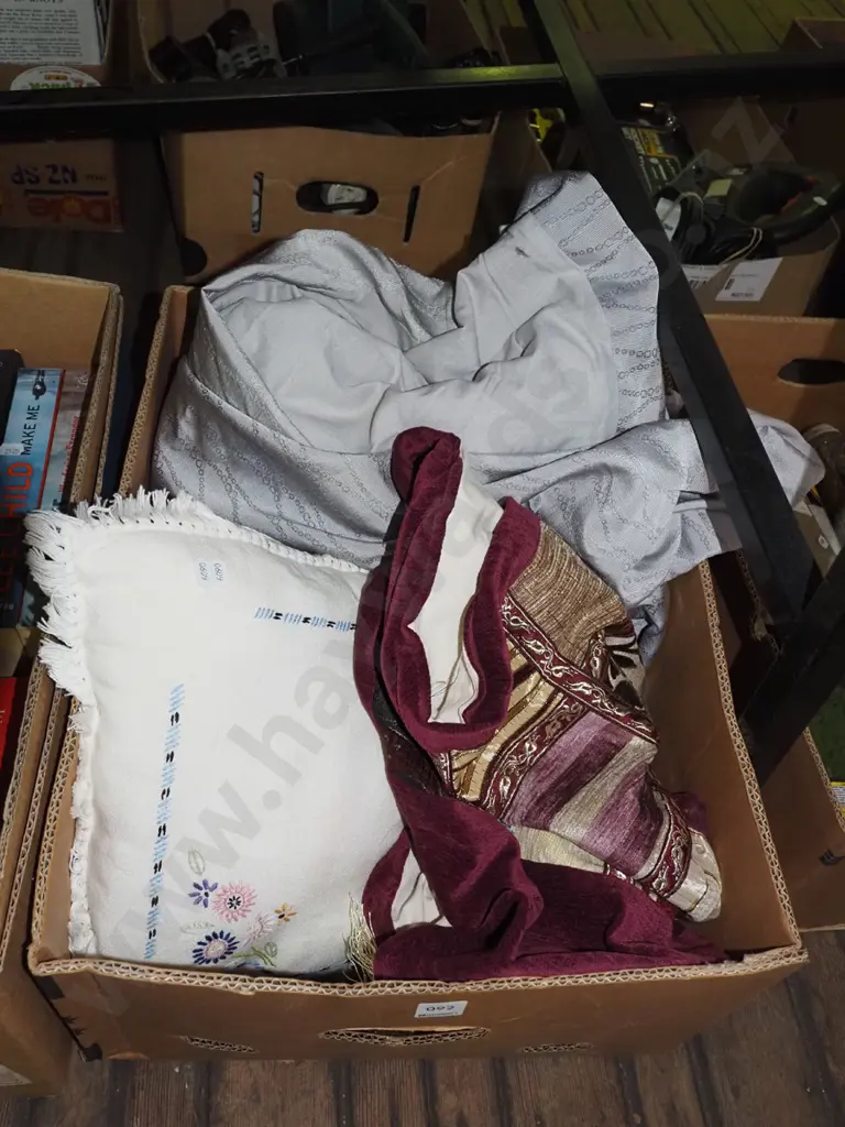 box; curtains, cushions etc Image 1++
