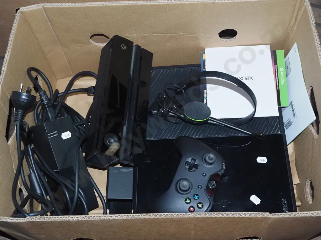 box; X-box 1 game with headphones, camera etc Image 1++