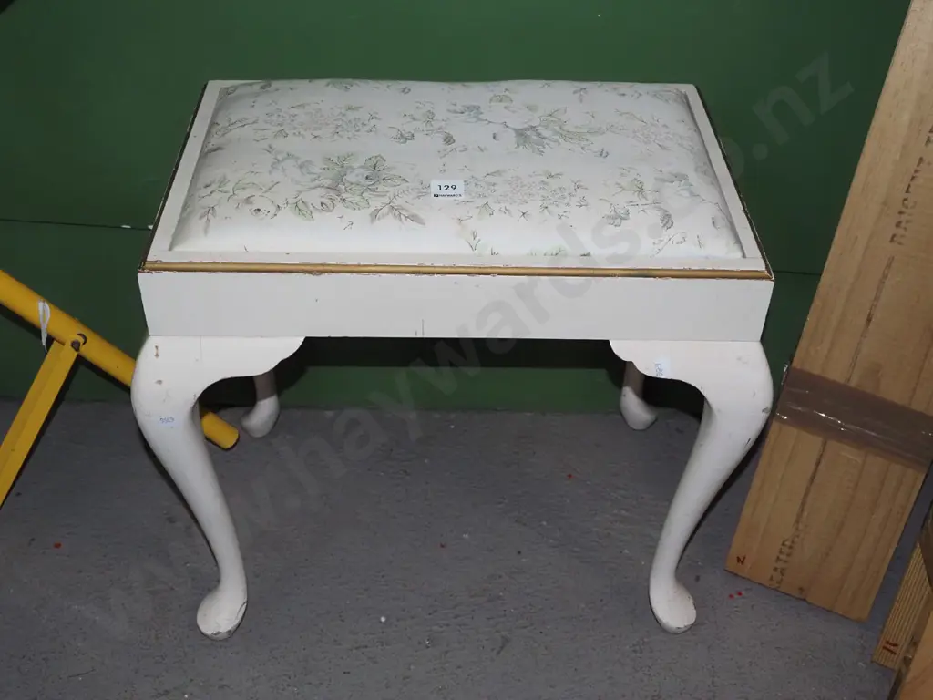 cab leg upholstered stool Image 1++