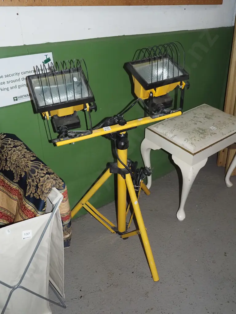2x halogen lamps on stand Image 1++