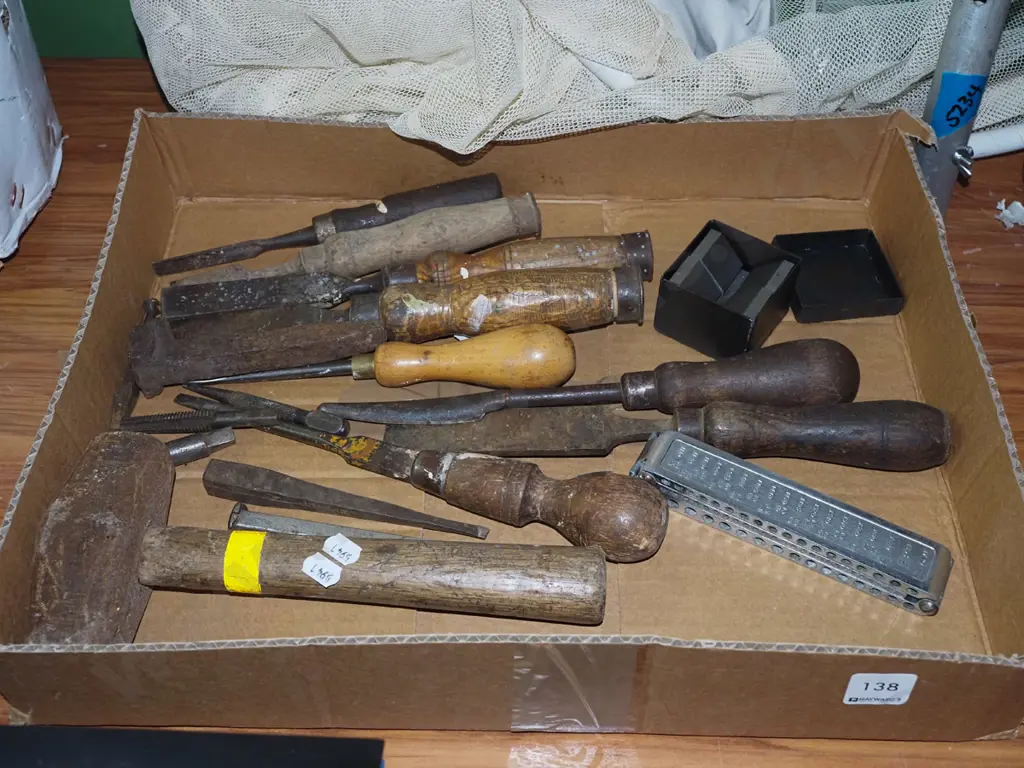box; vintage screwdrivers, heavy hammer etc Image 1++