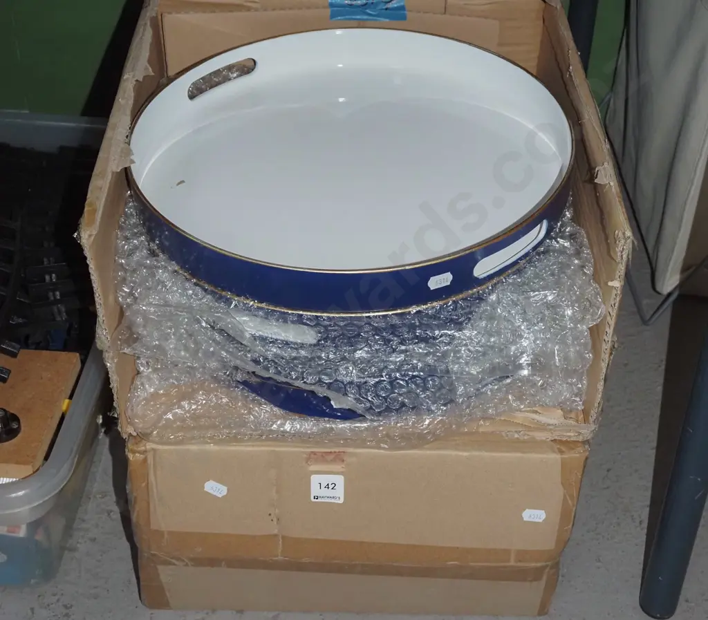 2x boxes of 4 blue and white plastic oval trays Image 1++