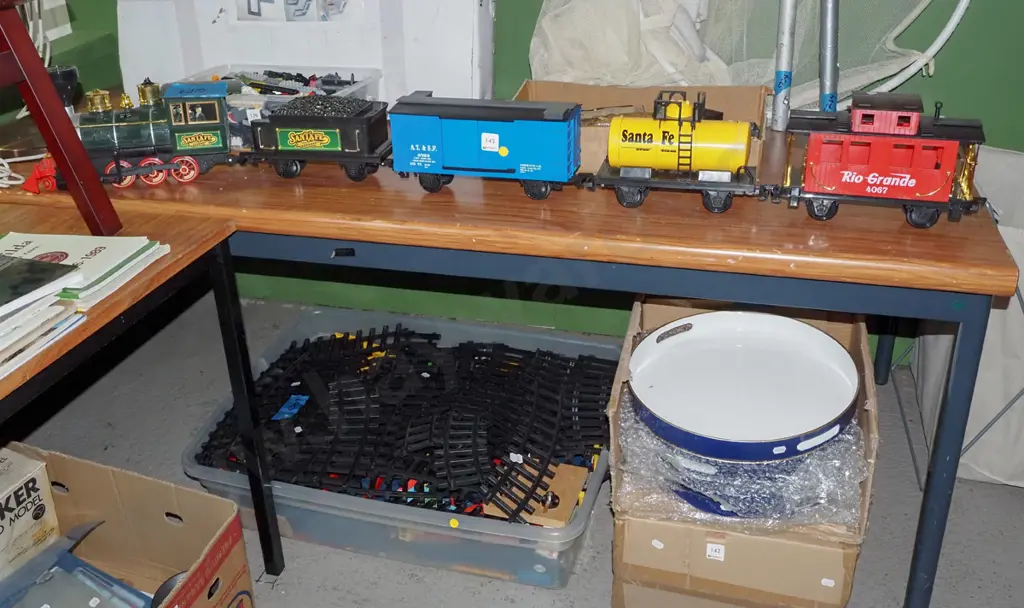 Santa Fe plastic train set - yellow dots Image 1++