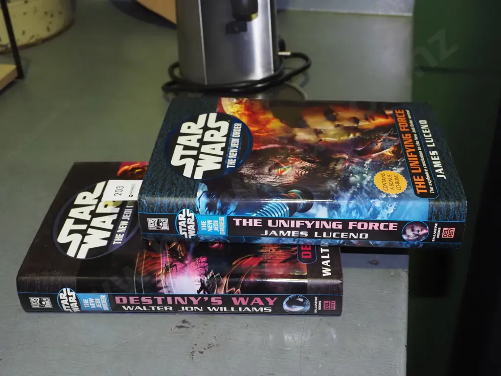 2x Stars Wars books Image 1++
