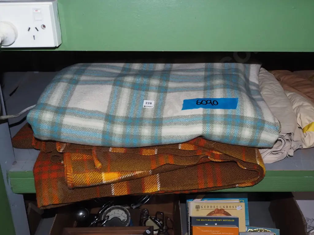 2x woollen blankets Image 1++