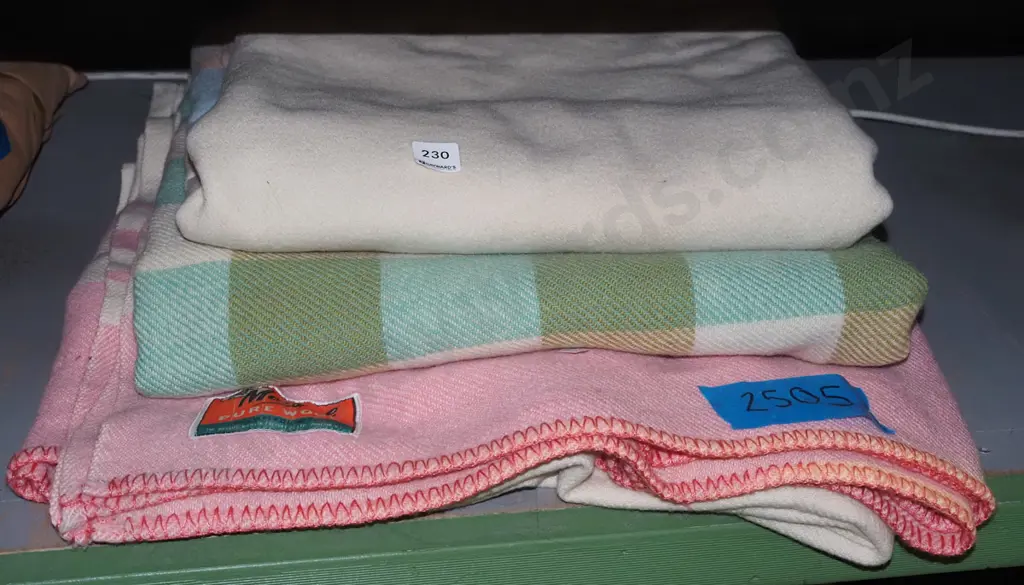 3x woollen blankets Image 1++