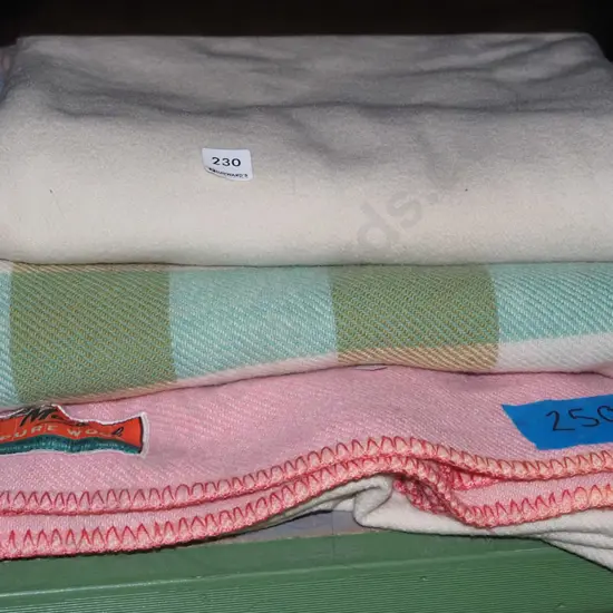 3x woollen blankets
