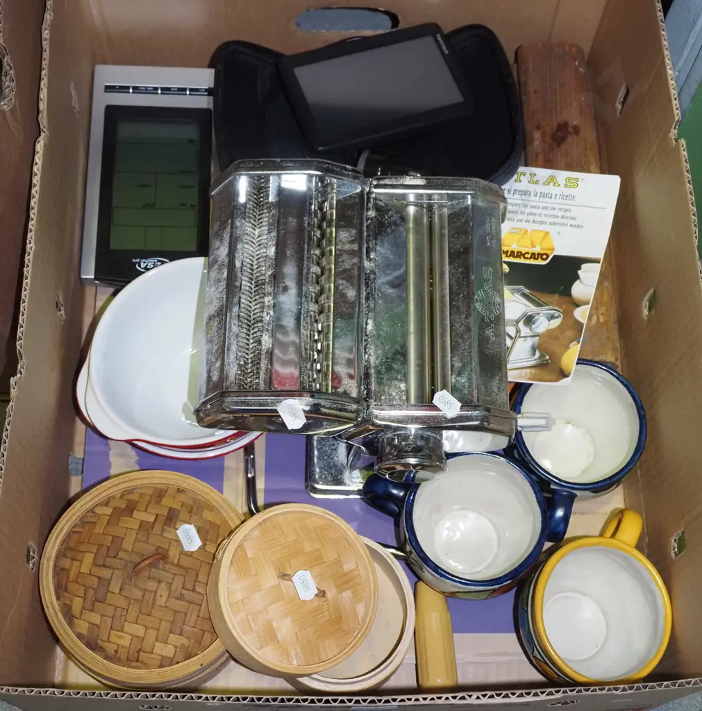 box; pasta maker, coffee cups etc Image 1++