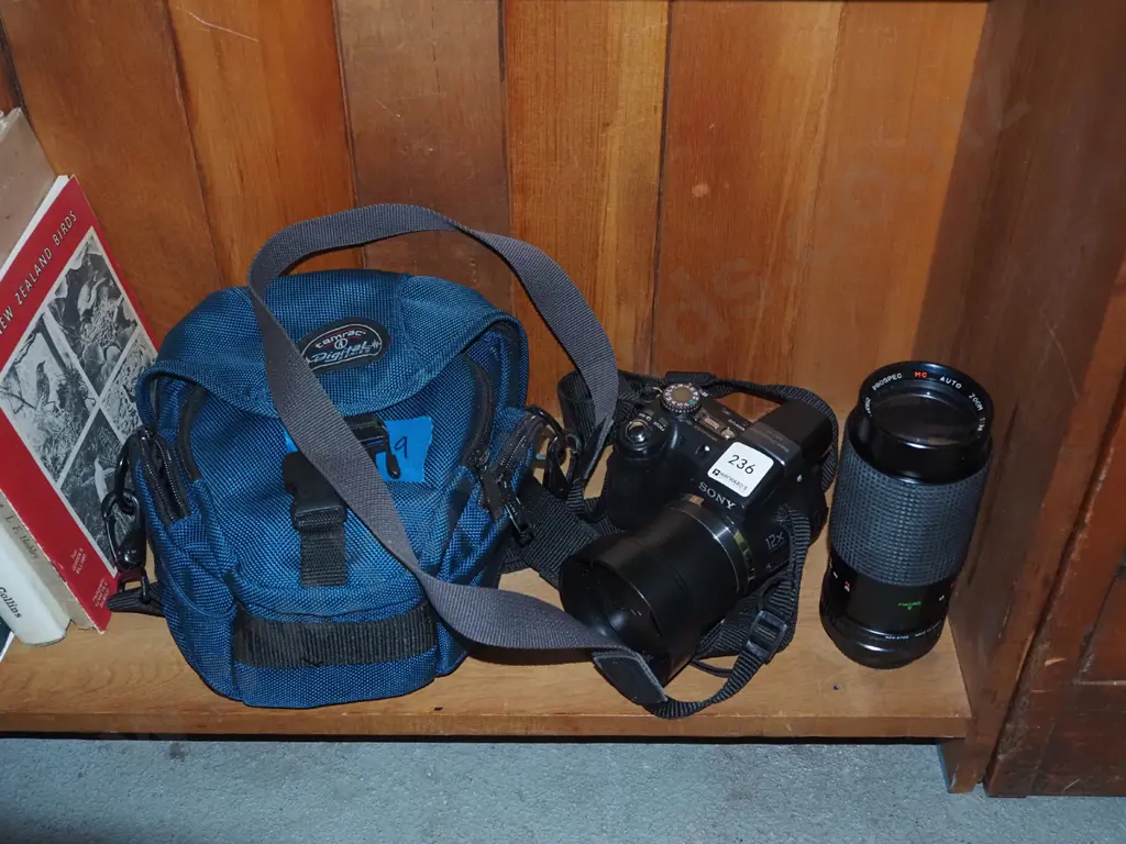 Sony Cyber Shot digital camera and bag Image 1++