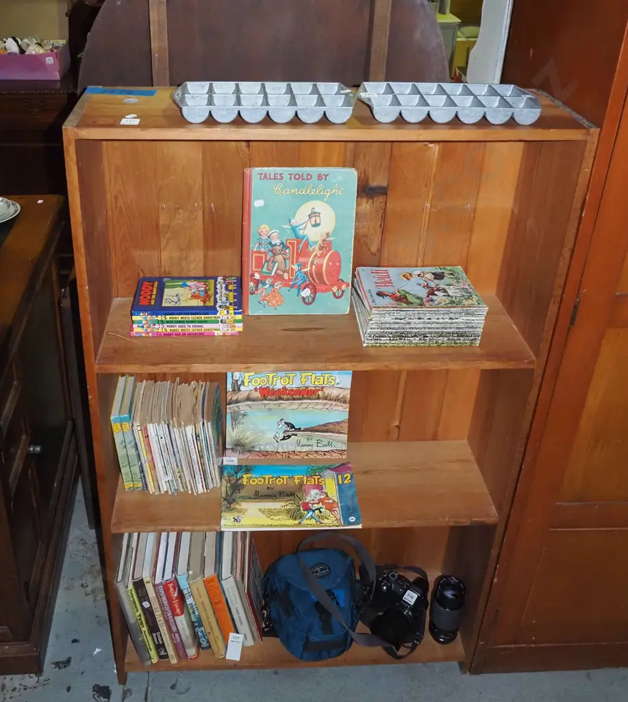 solid rimu bookcase H-1270 W-780 D-235 Image 1++