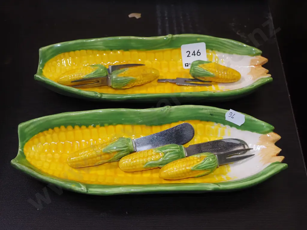 2x corn forks, plates Image 1++