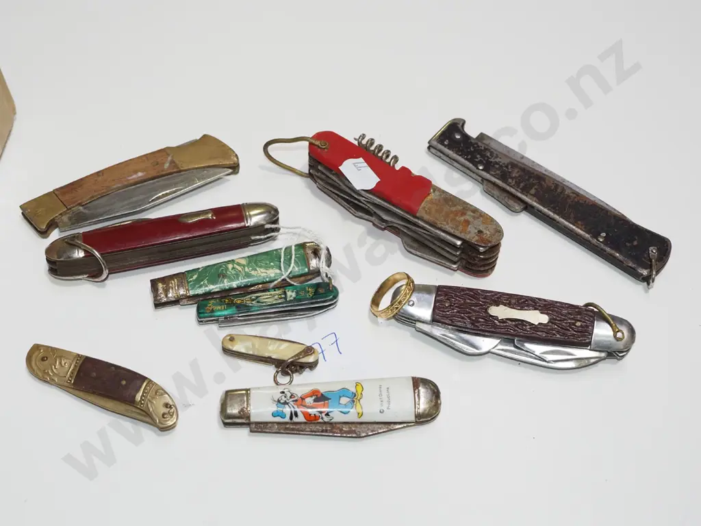 box of vintage pocket knives Image 1++