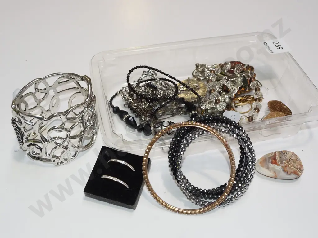 tray of costume jewellery Image 1++