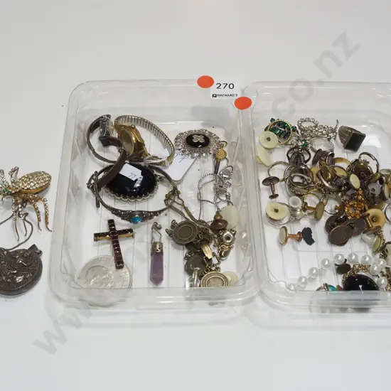 2x trays; brooches, crucifix, coins etc - red dots