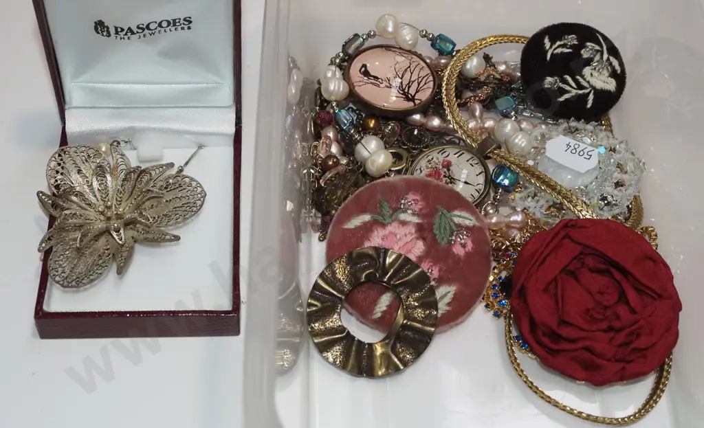 tray of costume jewellery Image 1++