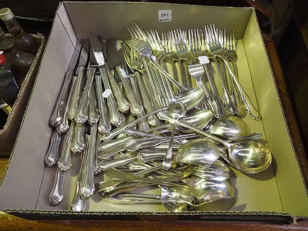 box of cutlery Image 1++
