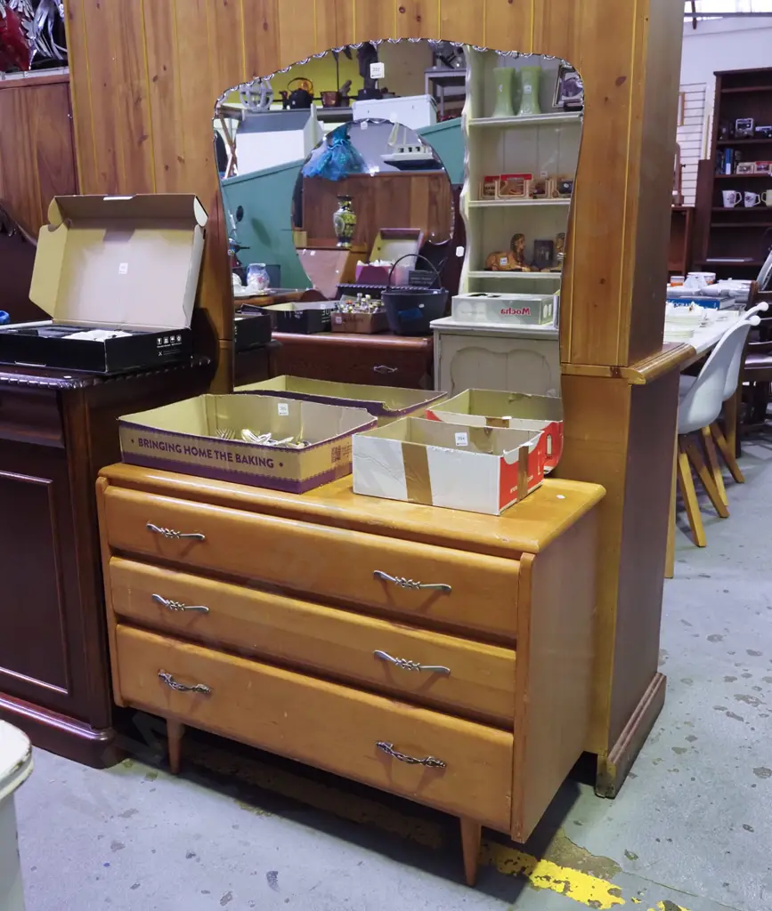 rimu 3 drawer mirror back dresser H-1490 W-950 D-370 Image 1++