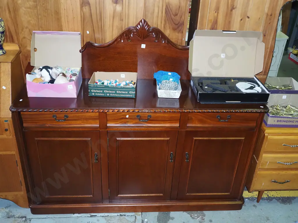 reproduction mahogany 3 door 3 drawer buffet sideboard H-1280 W-1540 D-440 Image 1++