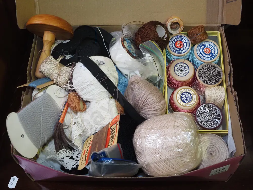 box; sewing threads etc Image 1++