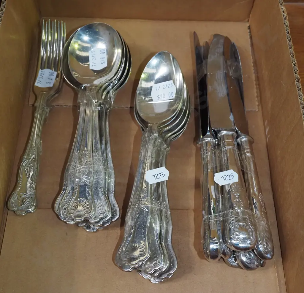 box of cutlery Image 1++