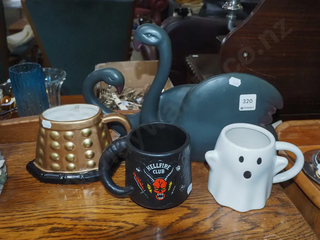 3x novelty coffee cups, swan figurine Image 1++