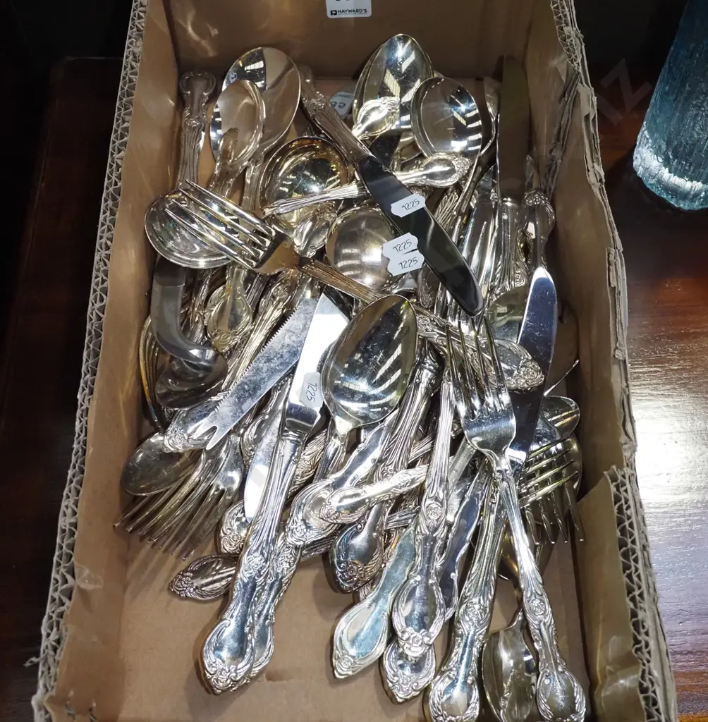 box of cutlery Image 1++