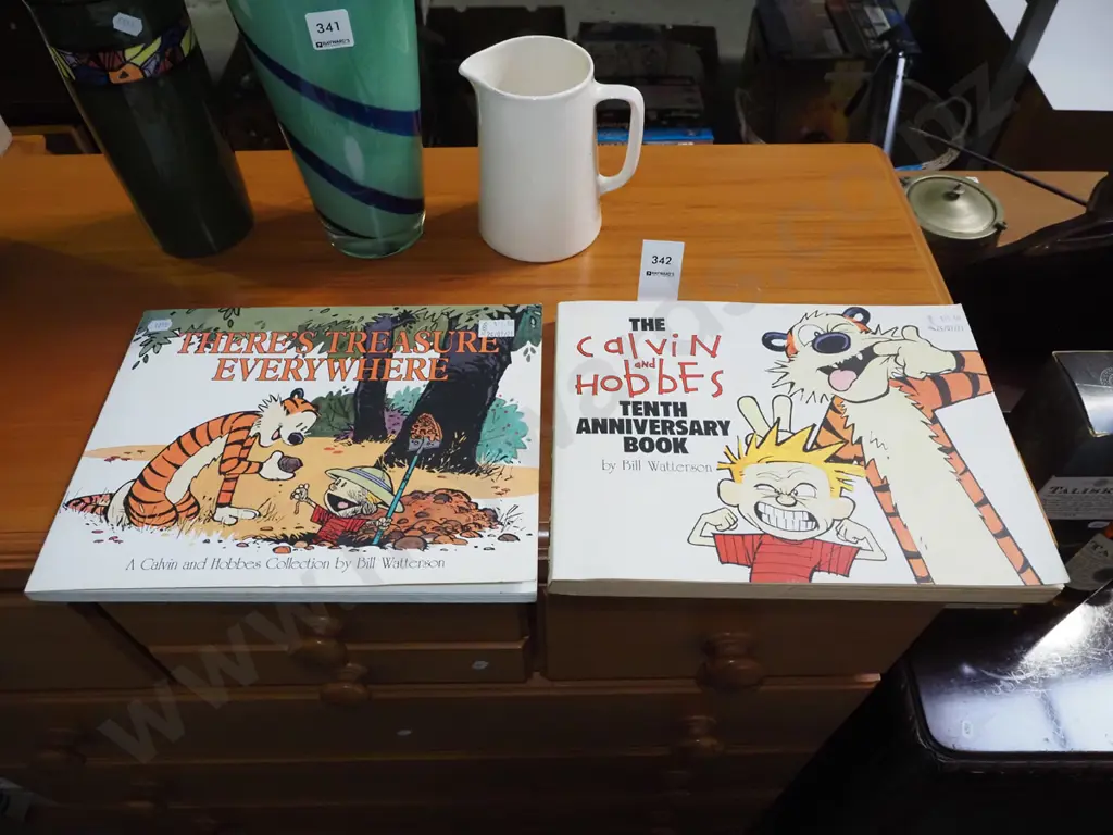 2x Calvin and Hobbs books Image 1++