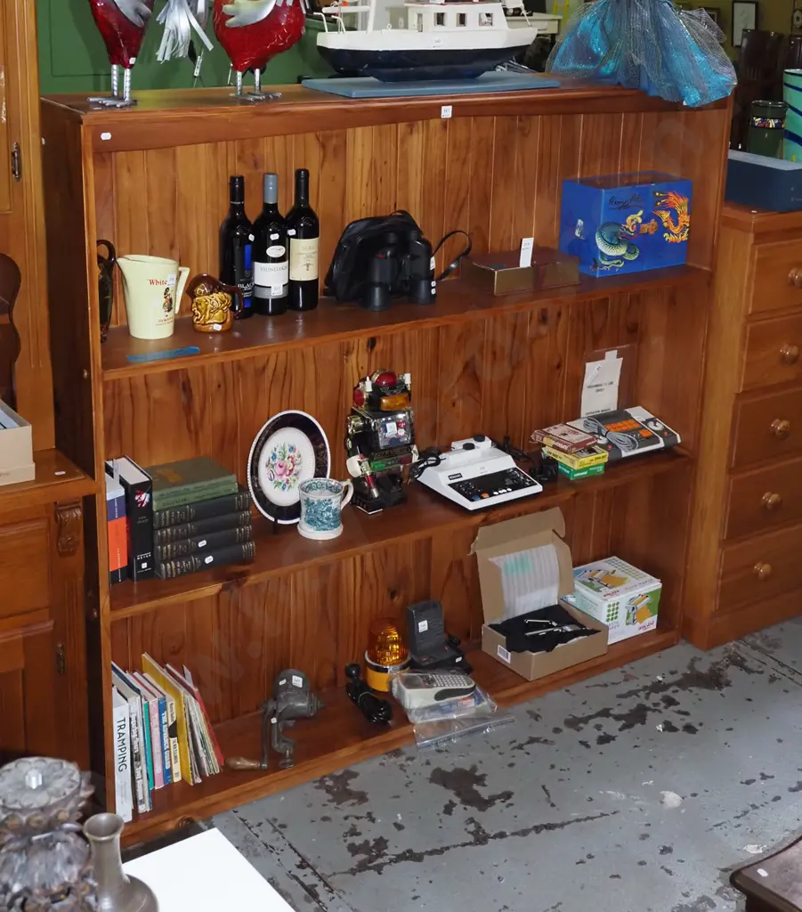 solid pine stained bookcase H-1520 W-1640 D-260 Image 1++
