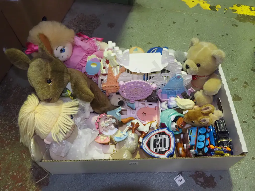 box of toys Image 1++