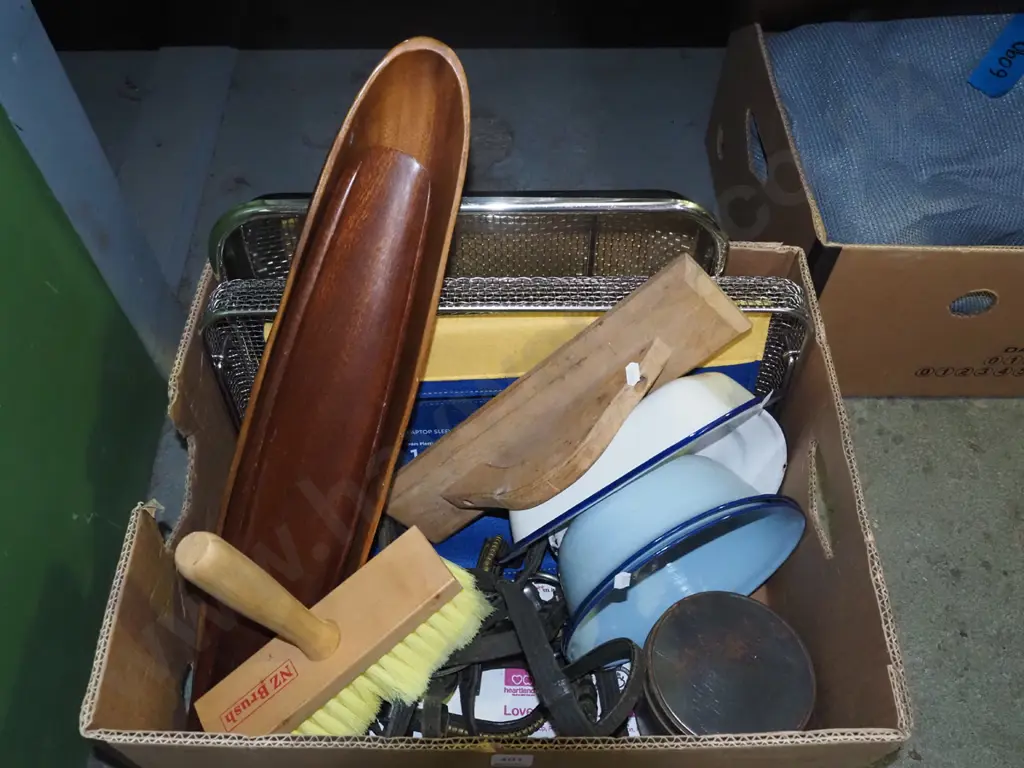 box; wall paper brusk, wooden float, enamel bowls etc Image 1++