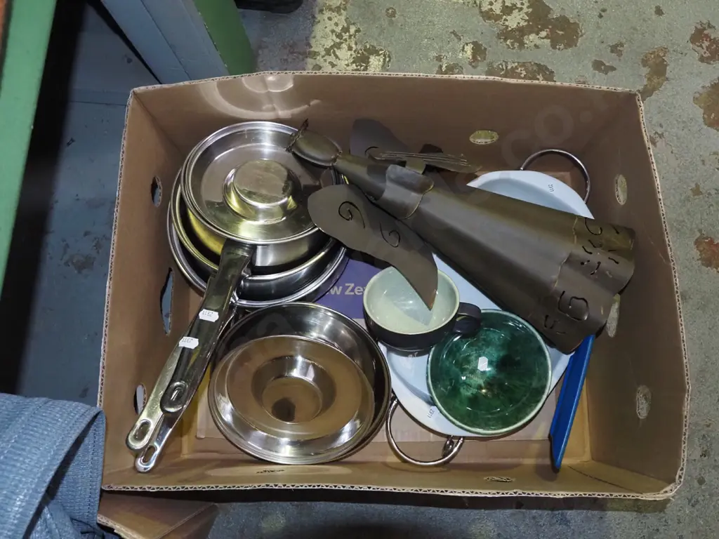 box; metal angel, steel pots, coffee cup etc Image 1++